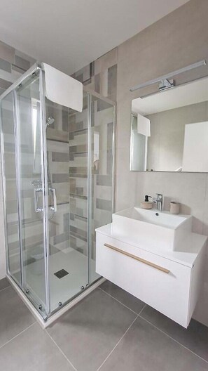 Shower, hair dryer, towels - Villa Corona Cordis in Banjole (Banjole)