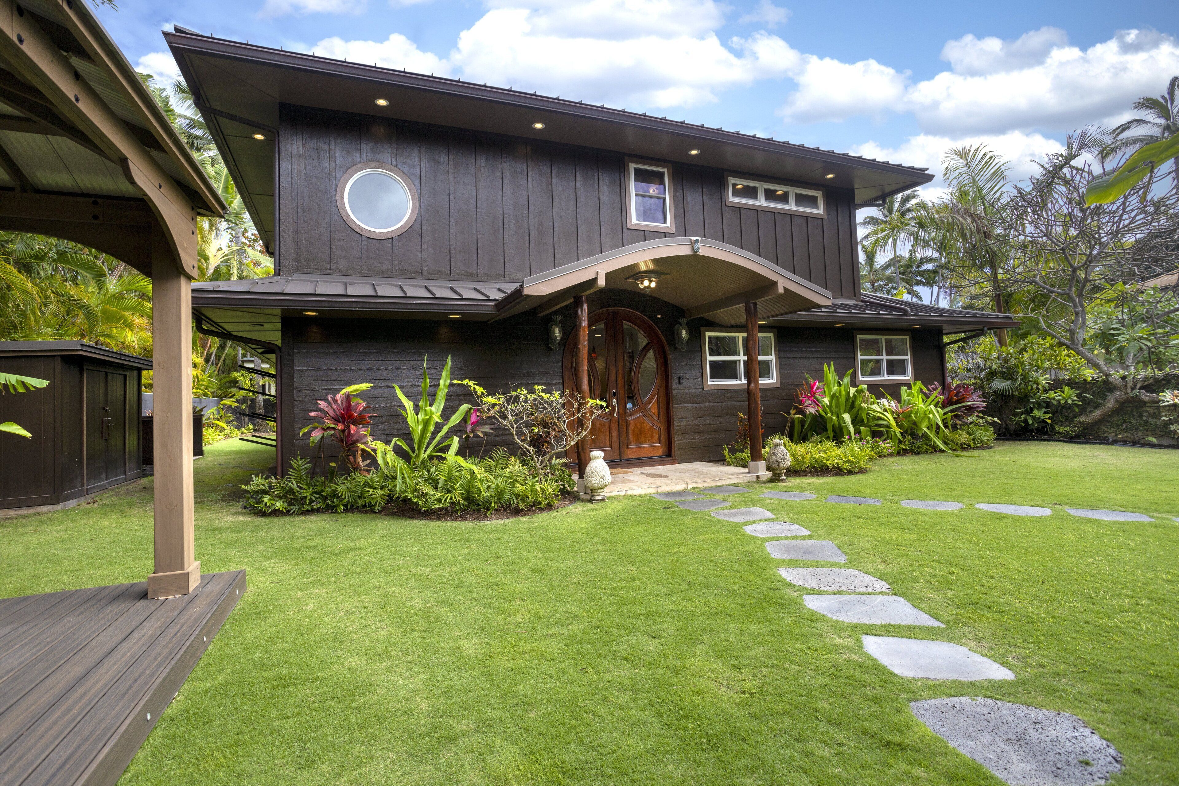 4BR Mokulua Seaside w/  Private Studio, Steps to the Beach
