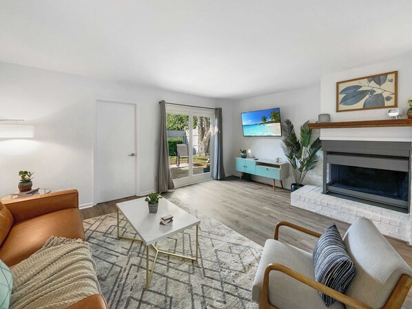 TV - Hot Tub, Putting Green in the Heart of Mt. Pleasant 2-Stories (Mount Pleasant)