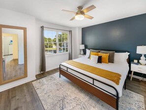 2 bedrooms, iron/ironing board, travel cot, WiFi - Hot Tub, Putting Green in the Heart of Mt. Pleasant 2-Stories (Mount Pleasant)