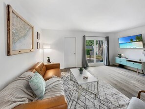 TV - Hot Tub, Putting Green in the Heart of Mt. Pleasant 2-Stories (Mount Pleasant)