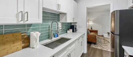 Een koelkast, een microgolfoven, een oven, een kookplaat