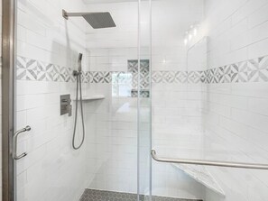 Chuveiro, secador de cabelo, shampoo