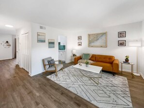 TV - Hot Tub, Putting Green in the Heart of Mt. Pleasant 2-Stories (Mount Pleasant)