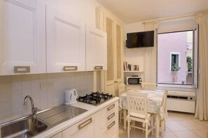 Kühlschrank, Mikrowelle, Herdplatte, Wasserkocher mit Kaffee-/Teezubehör