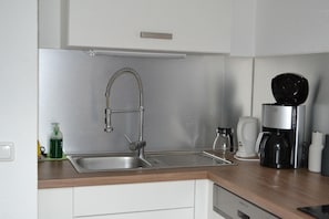 Réfrigérateur, micro-ondes, lave-vaisselle, grille-pain