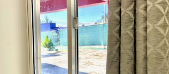 Footsteps to Beach, AC, Fast Wi-Fi, Hot Water