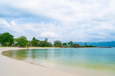 En la playa . Footsteps to Beach, AC, Fast Wi-Fi, Hot Water
