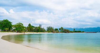 Footsteps to Beach, AC, Fast Wi-Fi, Hot Water