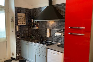 Réfrigérateur, four à micro-ondes, surface de cuisson, lave-vaisselle