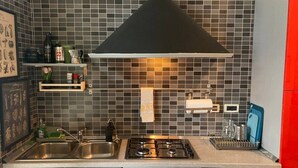 Cafeteira/chaleira, geladeira, micro-ondas, cooktop