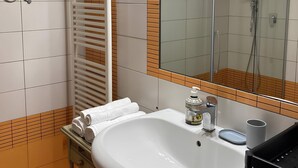 Chuveiro, produtos de toalete biodegradáveis, secador de cabelo, bidê