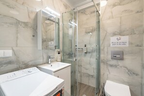 Appartement, 1 chambre | Salle de bain | Douche, douche à « effet pluie », sèche-cheveux, serviettes fournies