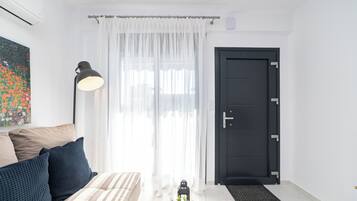 Apartemen, 1 kamar tidur | Area keluarga | Smart TV 40-inci dengan saluran TV kabel