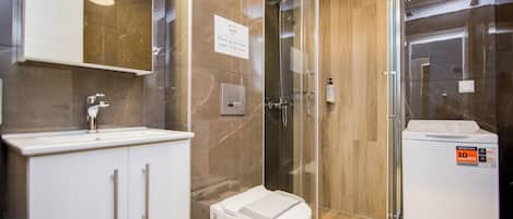 Appartement, 1 chambre | Salle de bain | Douche, douche cascade, séchoir à cheveux, serviettes fournies