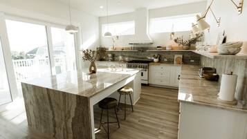 雪櫃、微波爐、焗爐、爐具