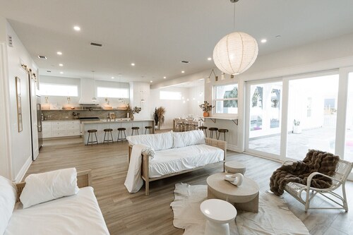 NEW Luxury beach mansion! Sleep 37 Pool & Golf ⛳️🏝️☀️ 21+ to book!