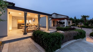 Outdoor dining - Charming Villa Filton with swimming pool, sauna and jacuzzi (Markovici)