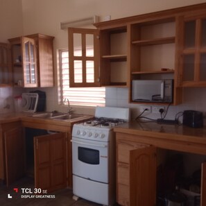 Refrigerador con congelador, microondas, horno y tostadora 