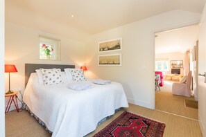 1 bedroom, iron/ironing board, free WiFi, bed sheets - Charming Charlbury Cottage set in Idyllic garden (Charlbury)