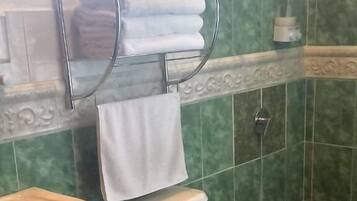 Banheiro | Chuveiro, chuveiro com efeito de chuva, toalhas de banho, sabonete