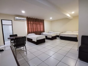 Deluxe Room, Multiple Beds | Minibar, desk, free WiFi, bed sheets - Smart Cataratas Hotel (Foz do Iguaçu)