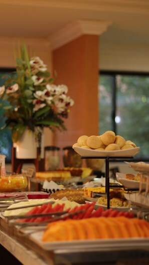 Free daily buffet breakfast  - Smart Cataratas Hotel (Foz do Iguaçu)