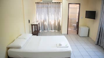 Minibar, escritorio, wifi gratis y ropa de cama