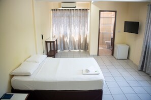 Minibar, escritorio, wifi gratis y ropa de cama 