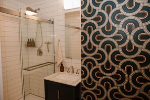 Dusche, Haartrockner, Handtücher, Seife