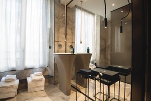 San Pietro - Luxury Room | Banheiro | Produtos de toalete de grife, secador de cabelo, roupões de banho 