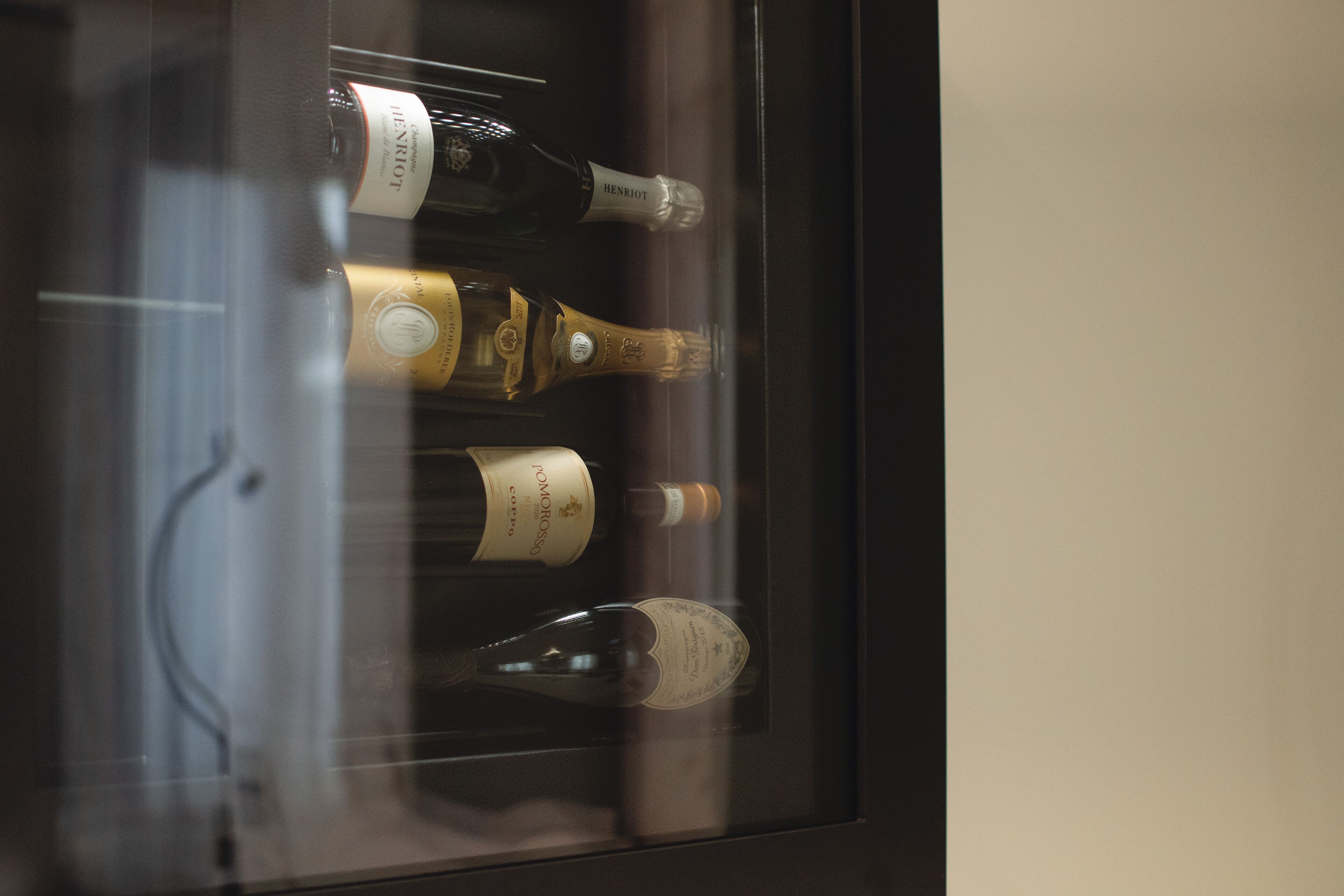 Una botellera con varias botellas de vino.
