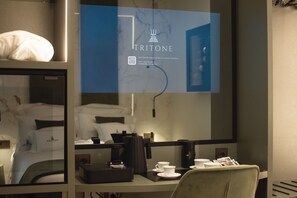 Minibar, in-room safe, individually furnished, desk - Tritone Luxury Suites Fontana di Trevi (Rome)