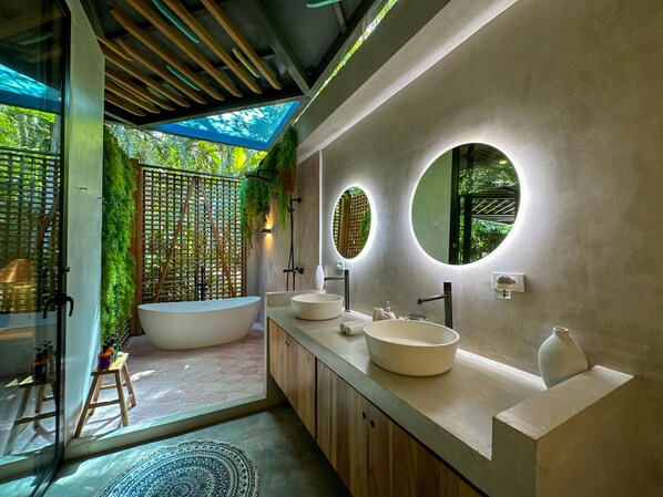 Douche, douche à « effet pluie », articles de toilette gratuits