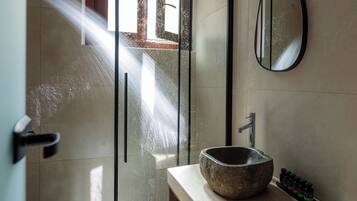 Standardzimmer | Badezimmer | Kostenlose Toilettenartikel, Haartrockner, Bademäntel, Hausschuhe