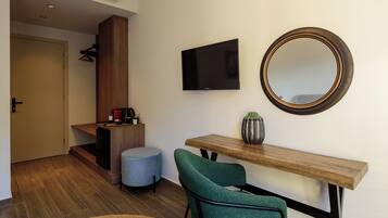 Duplex sênior | Cofres nos quartos, escrivaninha, espaço de trabalho para notebook