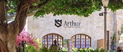 Un edificio de piedra con un cartel que dice 'Arthur Old Town of Rhodes'.