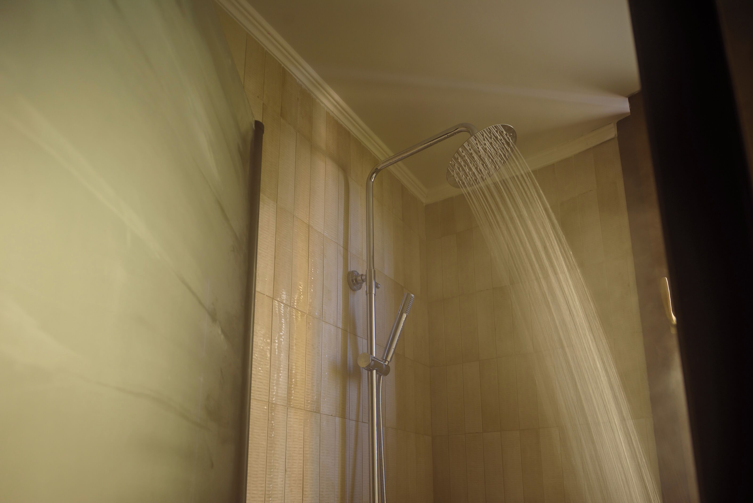 Een douche met een regendouchekop.
