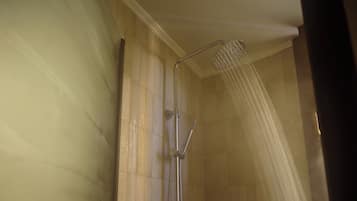Een douche met een regendouchekop.