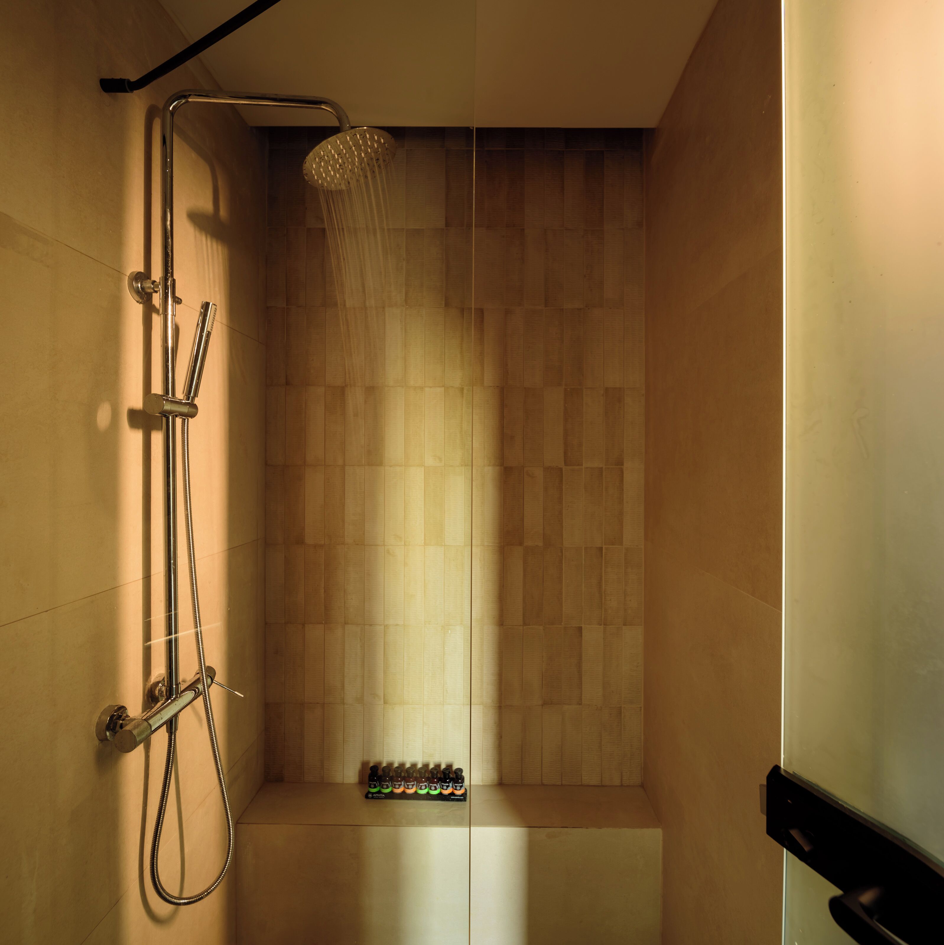 Ein Duschbereich mit Regendusche, Handbrause und Duscharmatur.