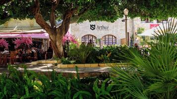 Un edificio con un cartel que dice "Arthur Old Town of Rhodes".