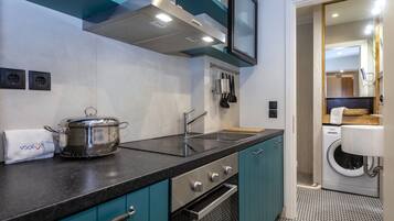 City Apartment | Private kitchen | Oven, cookware/dishes/utensils