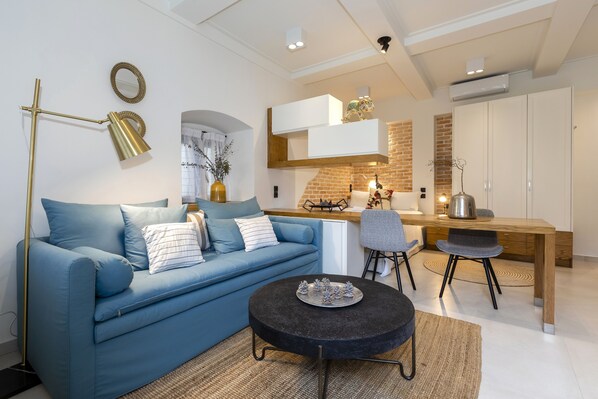 City Apartment | Living area | TV - Dirapera Port Suite (Corfu)