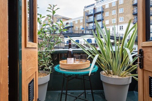 Luxurious houseboat in London