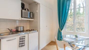 Frigorífico, microondas, placa de cocina y cafetera o tetera