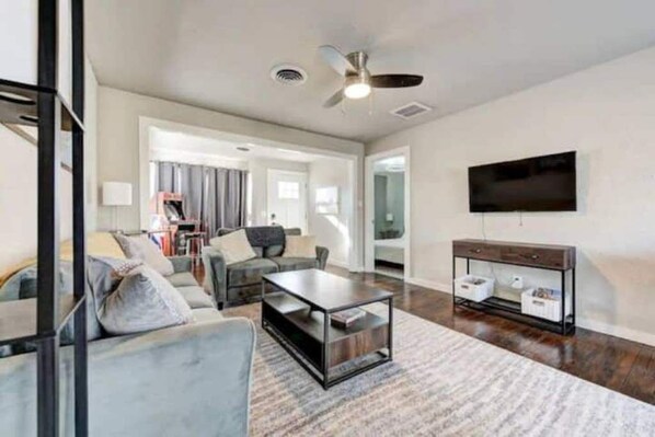 Smart TV, video games - Charming Village Haven (Village)