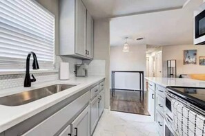 Fridge, microwave, stovetop, dishwasher - Charming Village Haven (Village)