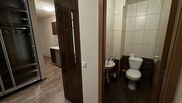 Een haardroger, handdoeken, zeep, shampoo