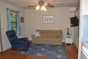 #3 Aquaholic | Living area - Echo Canyon Resort & Marina (Royal)