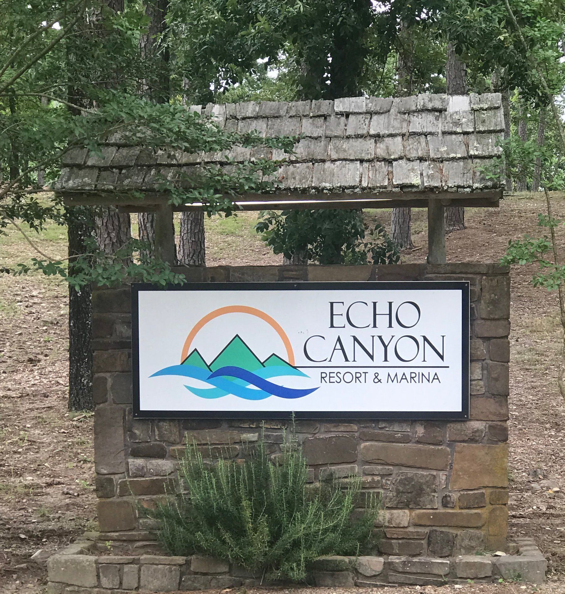En skylt för Echo Canyon Resort & Marina, med en logotyp som föreställer berg och vågor.